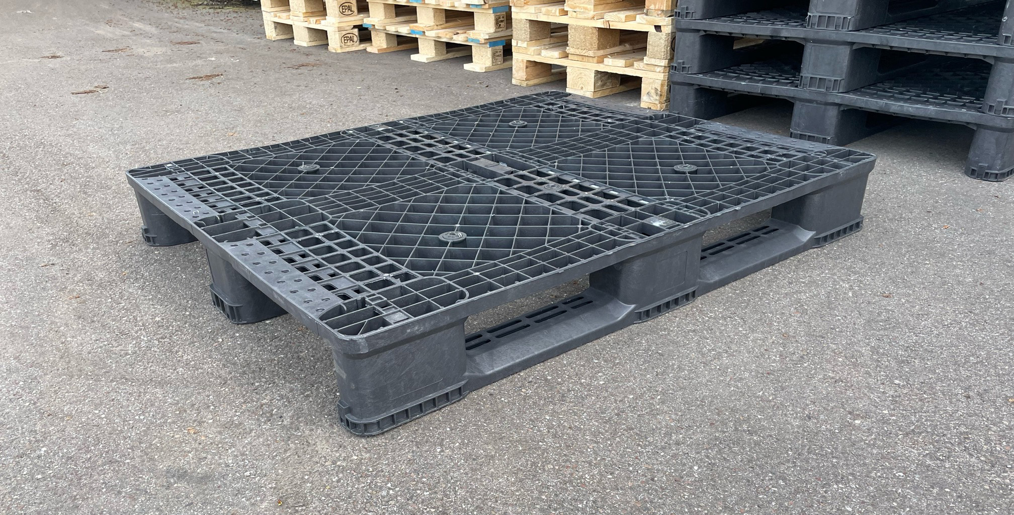 Pallet in plastica con pallet multidirezionale a ponte rotto